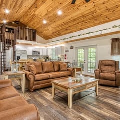 5 King Bedroom Mtn Lodge Hot Tub, Yard, & Games