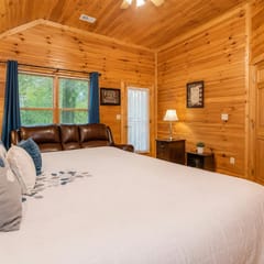 Luxury Cabin with Hot Tub, Game Room, 5 King Suites