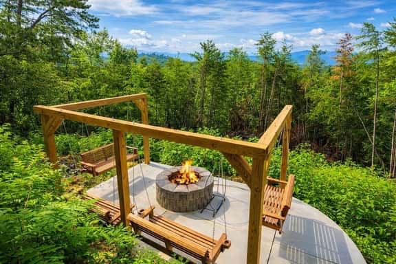 Cabin with Hot Tub, 2 Min to Dollywood - Image 1