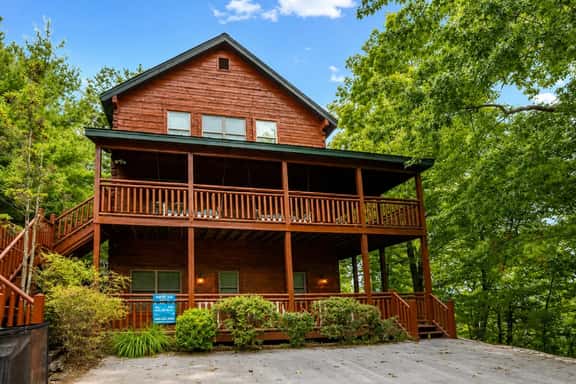 Luxury Cabin with Hot Tub, Game Room, 5 King Suites - Image 1