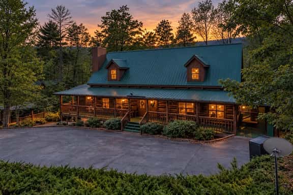 Beautiful Log Cabin 3BR, Loft, Games, Hot Tub - Image 1