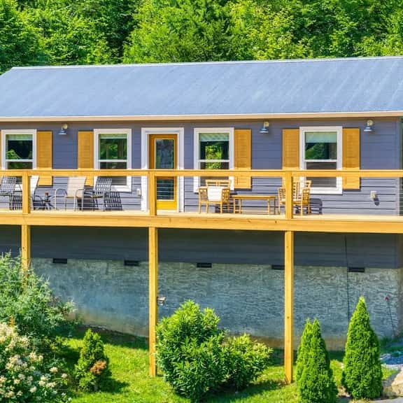 Hot Tub Retreat that is 1 Mile to Gatlinburg Fun - Image 1