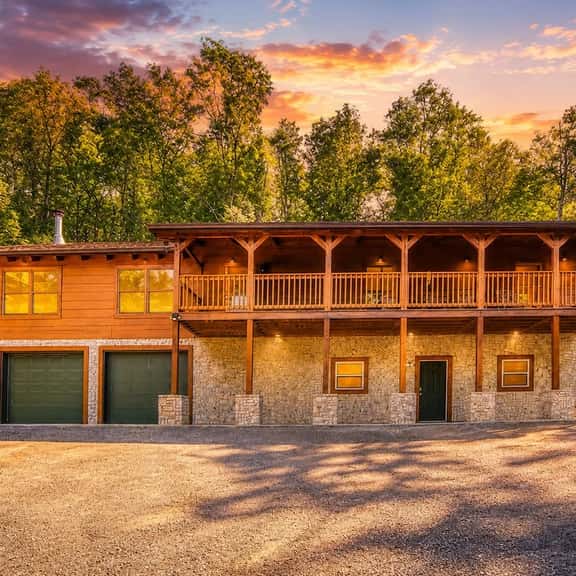THE Cedar Lodge, Games, Hot Tub, Movies, Sleeps 20 - Image 1