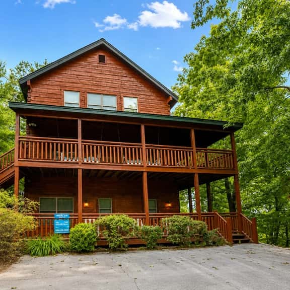 Luxury Cabin with Hot Tub, Game Room, 5 King Suites - Image 1