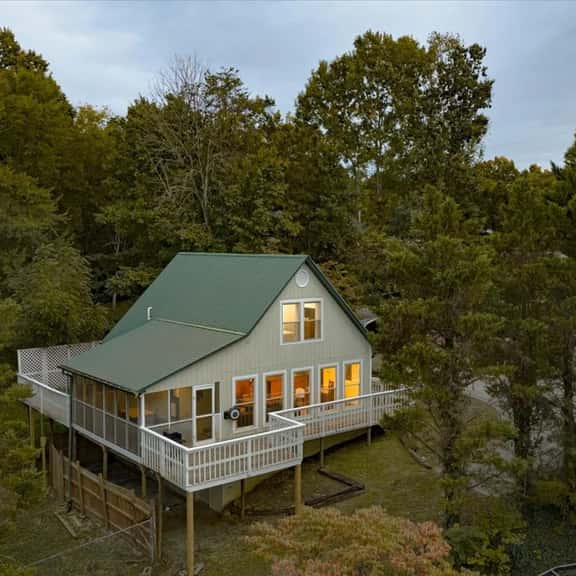 THE Lake Escape 3BR, Grill, Pets, 500 ft to Lake - Image 1